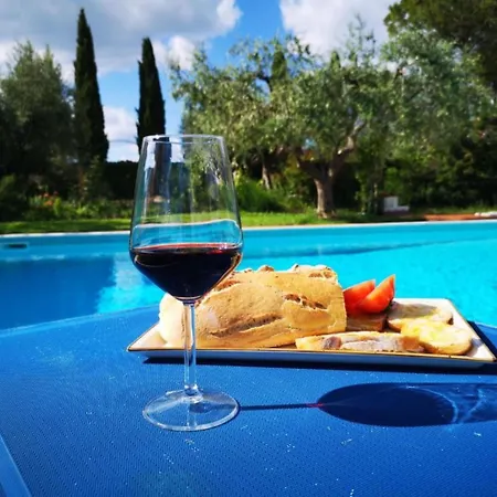 Broom With Shared Pool Apartament *